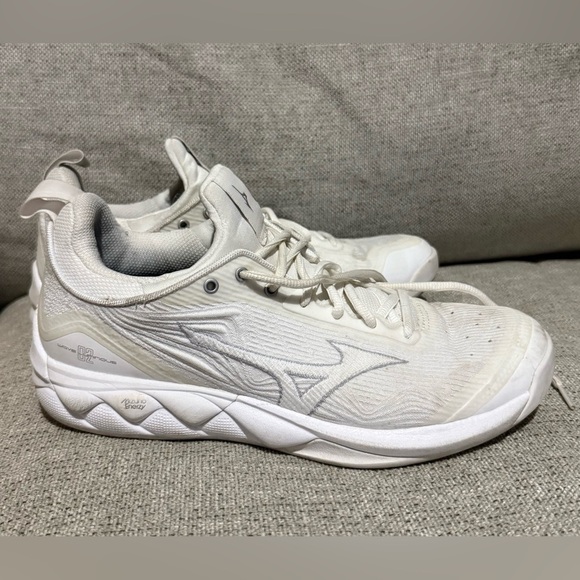 Mizuno Shoes - Mizuno White Athletic Shoes